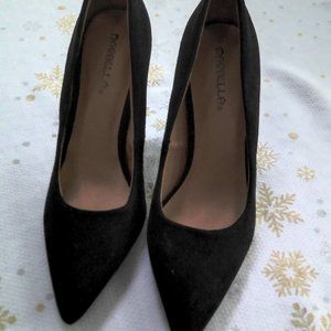 Black 4 inch heel pumps.